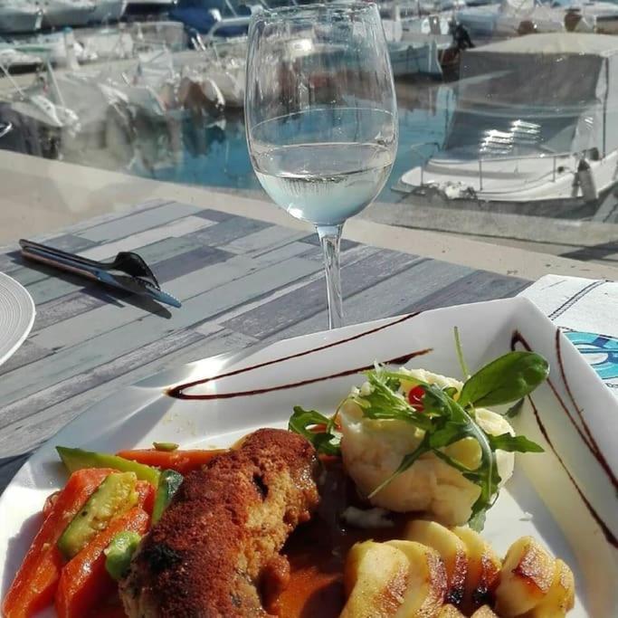 F2 Climatise A Golfe -Juan En Front De Mer Et Piscine Vallauris Exterior photo
